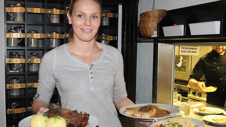 Rebecca Stadthaus jobbt neben ihrem Beruf als Ergotherapeutin in der "Kommunbräu". Dass sie dafür jetzt 50 Cent pro Stunde mehr verdient, freut die Kulmbacherin. Foto: Dagmar Besand