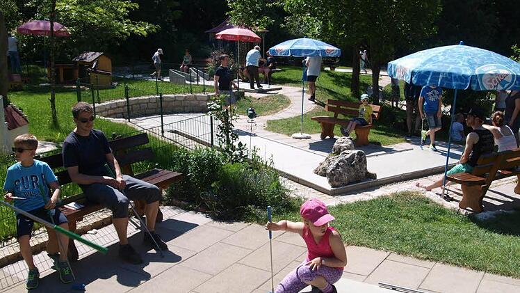 Sonnenschutz ist sinnvoll - wie hier beim Minigolfen an Fronleichnam in Gößweinstein. Foto: Thomas Weichert