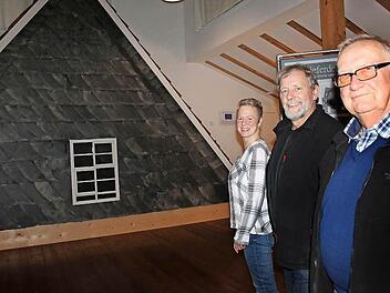 Manja Hünlein, Siegfried Scheidig und Martin Weber sind stolz darauf, das Zeyernhaus nun in Ludwigsstadt zu haben. Foto: Veronika Schadeck