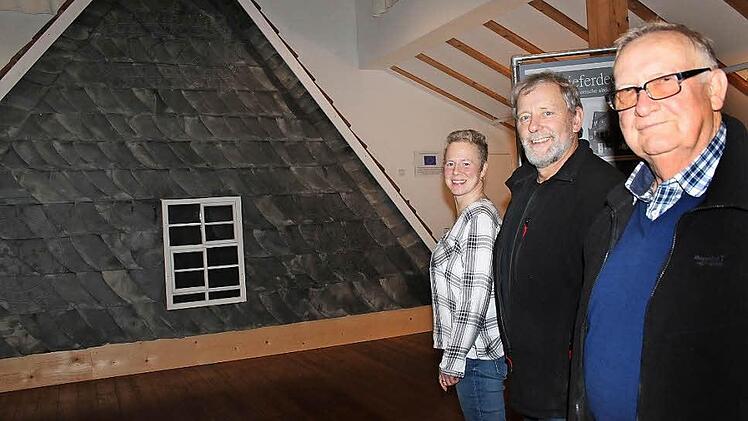 Manja Hünlein, Siegfried Scheidig und Martin Weber sind stolz darauf, das Zeyernhaus nun in Ludwigsstadt zu haben. Foto: Veronika Schadeck
