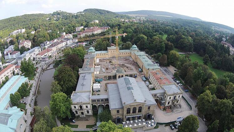 Das Luitpoldbad von oben: Mittlerweile stehen im Innenhof noch zwei Archivgebäude, vorne sind Spielcasino und Restaurant untergebracht, im rechten Flügel werden Räume für Vermessungsamt und Finanzkasse vorbereitet, links kommt die Staatsbad GmbH unter. Der Innenhof wird mit Bühnentechnik ausgestattet. Foto: Saale-Zeitung