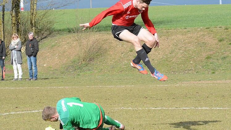 Zugepackt hat Florian Erhard im Totopokalspiel gegen den FC Fuchsstadt. Foto: ssp