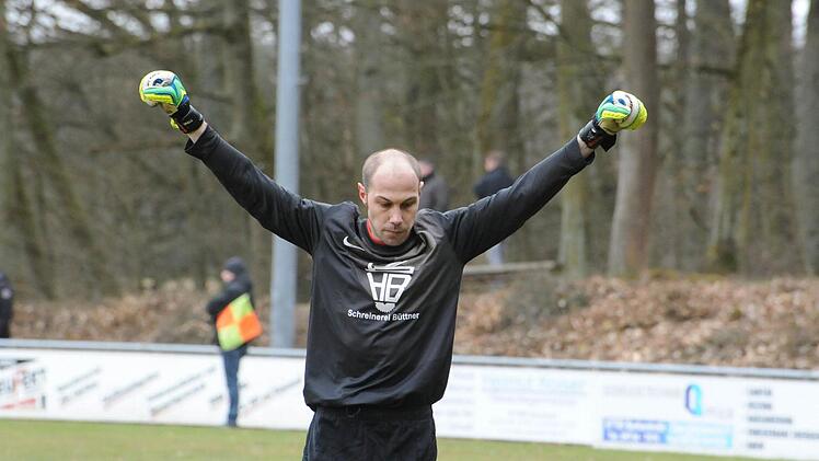 Sein Ziel ist die Kreisklasse: Sebastian Fichtl will mit der TSVgg Hausen aufsteigen. Die Stadtteilkicker sind Tabellenführer, haben aber Niederlauer im Nacken. Foto: Hopf