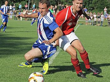 Der Forther Sven Koschella (re.) und Christian Bierbaum vom FC Dormitz konnten sich nicht auf einen Sieger einigen.  Foto: Uwe Kellner