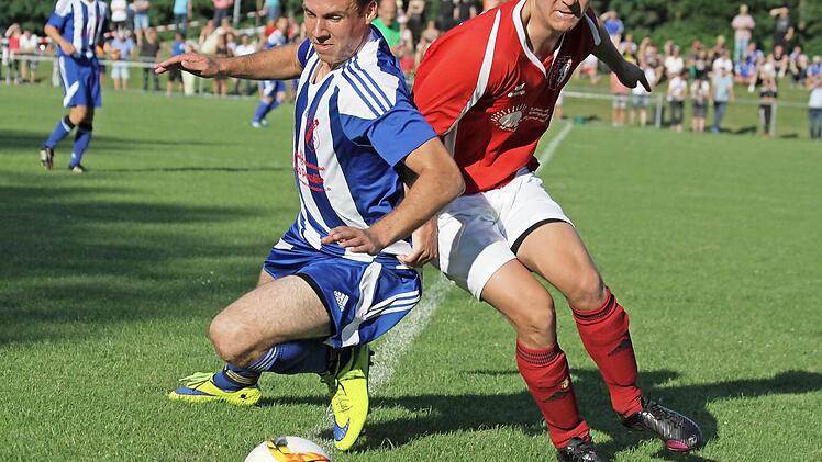 Der Forther Sven Koschella (re.) und Christian Bierbaum vom FC Dormitz konnten sich nicht auf einen Sieger einigen.  Foto: Uwe Kellner