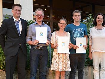 Klassenleiter Johannes Beck überreichte den Besten ihre Zeugnisse (von links): Florian Götz, Jana Runkel und Tobias Neugebauer. Rechts Rektorin Ursula Plohnke.  Foto: Björn Hein