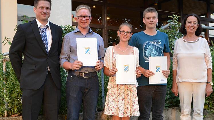 Klassenleiter Johannes Beck überreichte den Besten ihre Zeugnisse (von links): Florian Götz, Jana Runkel und Tobias Neugebauer. Rechts Rektorin Ursula Plohnke.  Foto: Björn Hein