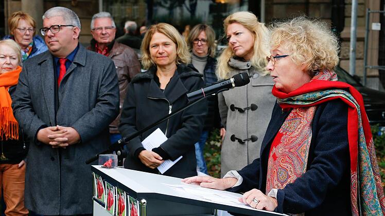 Barbara Kahle, Vorsitzende des Kunstvereins, bei ihrer AnspracheFoto: Matthias Hoch