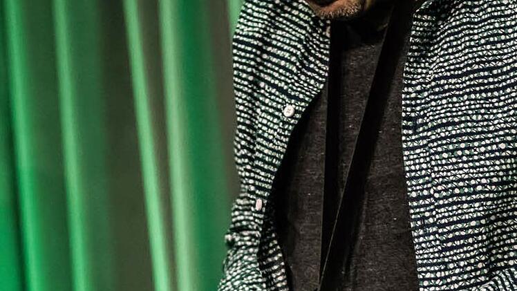 Impressionen vom Favo-Gastspiel bei "Leise am Markt": Falk Breitkreuz spielt Mbira.Foto: Jochen Berger