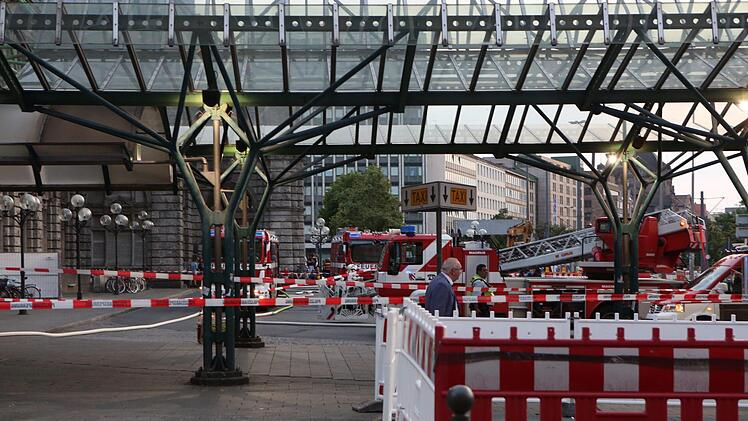 Feuerwehreinsatz am Nürnberger Hauptbahnhof am Freitagabend. Foto: NEWS5