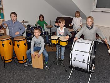Zwei Percussion-Ensembles mit sieben Schlagwerkschülern von Joachim Göbel von JoGoMusik in Wonfurt haben beim Regionalwettbewerb "Jugend musiziert" in der Altersgruppe IB jeweils einen ersten Preis errungen. Unser Bild zeigt (vorne, von links) Tobias Buhlheller, Laurin Klement, Tim Rothländer und Angelina Knapp sowie (hinten, von links) Leon Grünewald und Ulla Wetterich; es fehlt Paul Wißmüller.Ulrike Langer