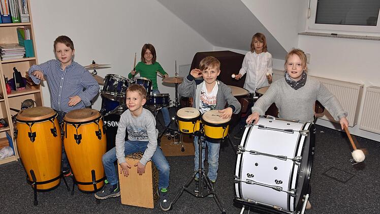 Zwei Percussion-Ensembles mit sieben Schlagwerkschülern von Joachim Göbel von JoGoMusik in Wonfurt haben beim Regionalwettbewerb "Jugend musiziert" in der Altersgruppe IB jeweils einen ersten Preis errungen. Unser Bild zeigt (vorne, von links) Tobias Buhlheller, Laurin Klement, Tim Rothländer und Angelina Knapp sowie (hinten, von links) Leon Grünewald und Ulla Wetterich; es fehlt Paul Wißmüller.Ulrike Langer