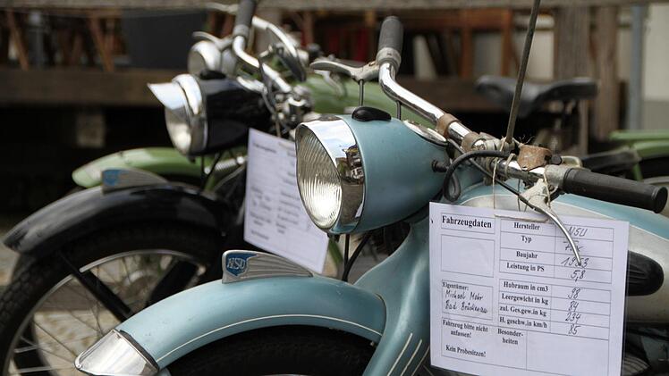 In der Altstadt hat ein Sammler seine Oldtimer ausgestellt. Foto: Alexander Martin