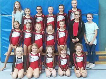 Die drei Mannschaften des TV Unterrodach mit den Betreuerinnen Rebecca Hanke (hinten links) und (zweite Reihe von rechts) Luisa Uhlig sowie Eileen Kolb nahmen erfolgreich am "Bayernpokal" teil.  Foto: K.- H. Hofmann