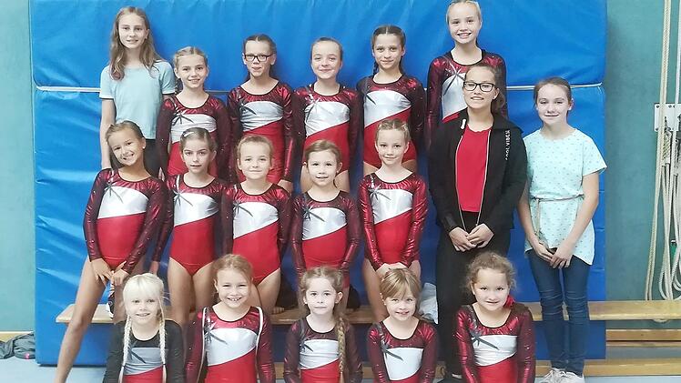 Die drei Mannschaften des TV Unterrodach mit den Betreuerinnen Rebecca Hanke (hinten links) und (zweite Reihe von rechts) Luisa Uhlig sowie Eileen Kolb nahmen erfolgreich am "Bayernpokal" teil.  Foto: K.- H. Hofmann