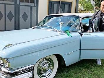 Heiko Hofmann mit seinem Cadillac 2 door Hardtop Coupe, mit dem er bei der 15. Classic Gala Internationaler Concours d'Elegance den dritten Platz unter 200 Bewerbern errang.  Foto: Karl-Heinz Hofmann