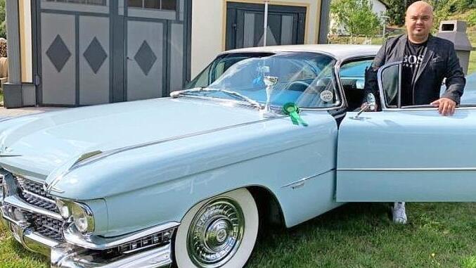 Heiko Hofmann mit seinem Cadillac 2 door Hardtop Coupe, mit dem er bei der 15. Classic Gala Internationaler Concours d'Elegance den dritten Platz unter 200 Bewerbern errang.  Foto: Karl-Heinz Hofmann