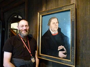 Christian Priesmeier, Vorsitzender der Lutheriden-Vereinigung, mit dem Porträt seines direkten Vorfahren Martin Luther. Foto: Marion Krüger-Hundrup