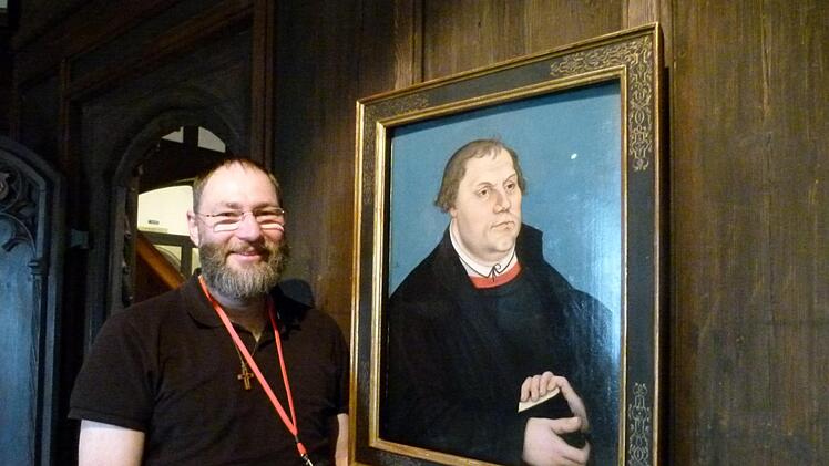 Christian Priesmeier, Vorsitzender der Lutheriden-Vereinigung, mit dem Porträt seines direkten Vorfahren Martin Luther. Foto: Marion Krüger-Hundrup