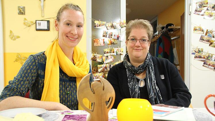 Sandra Kötter (links) und Verena Zepter leiten das  Höchstadter Trauercafé. Foto: Franziska Rieger