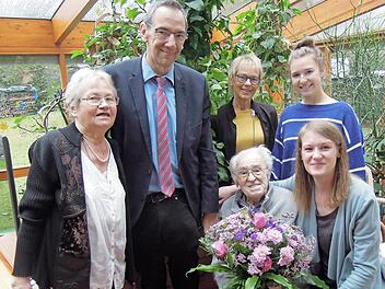 Adolf Rupprecht feierte am vergangenen Mittwoch seinen 95. Geburtstag im Kreise seiner Familie und Freunde. Von links: Marianne Rupprecht, Dritter Bürgermeister Thomas Nowak, Jubilar Adolf Rupprecht (vorn Mitte), Tochter Christine Sühlfleisch, Enkelin Mira Rupprecht und Enkelin Joana Sühlfleisch (vorn)  Foto: Edwin Meißinger