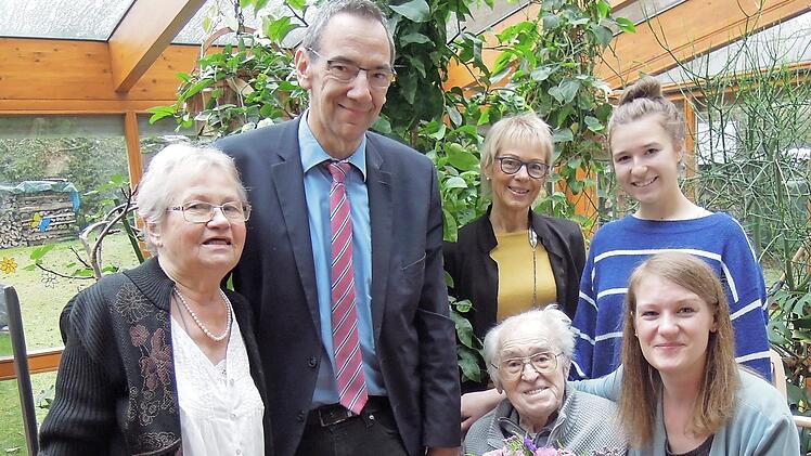 Adolf Rupprecht feierte am vergangenen Mittwoch seinen 95. Geburtstag im Kreise seiner Familie und Freunde. Von links: Marianne Rupprecht, Dritter Bürgermeister Thomas Nowak, Jubilar Adolf Rupprecht (vorn Mitte), Tochter Christine Sühlfleisch, Enkelin Mira Rupprecht und Enkelin Joana Sühlfleisch (vorn)  Foto: Edwin Meißinger
