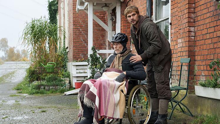 Pit Feldhusen (Josef Volmer, links) ist schwer krank. Sein Sohn Sven (Henning Flüsloh) hat nun die Verantwortung für den Familienhof. Doch auch er ist gerade erst nach einer langen Reha zur Arbeit zurückgekehrt.