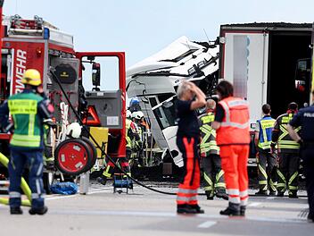Zwei Tote nach Unfall mit zwei Lastwagen