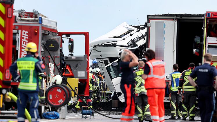 Zwei Tote nach Unfall mit zwei Lastwagen