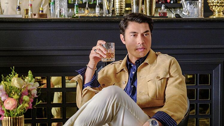 Auch Emilys Ex-Mann Sean Townsend (Henry Golding) ist auf Capri, um der Hochzeit seiner Verflossenen beizuwohnen.