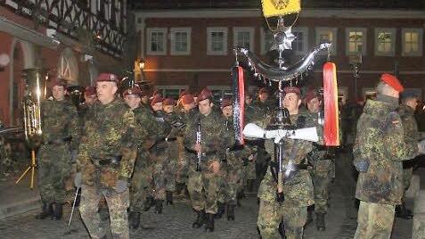 Der Schellenbaum marschiert der Militärmusik und der Truppenfahne voran.