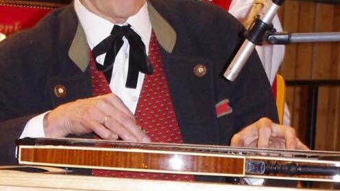 Solist Gerwig Zrenner an der Zither bei den "Geschichten aus dem Wienerwald"