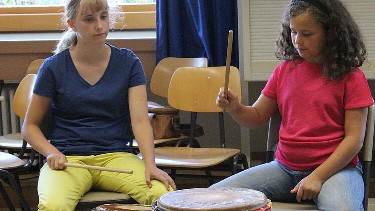 Sandra und Alexa wagten sich an die große Basstrommel.