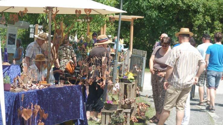 Der Pfingstmarkt in Ahorn lockte mit seinen zahlreichen kunsthandwerklichen Schätzen viele Besucher an.
