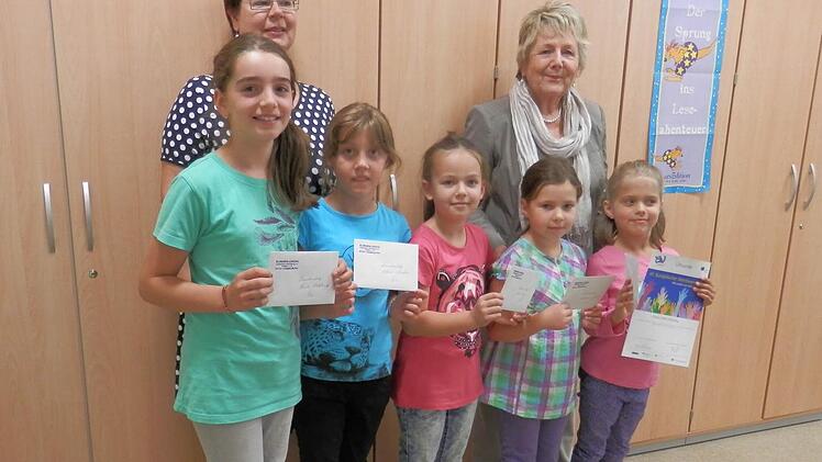 Die Sieger der Grundschule Hammelburg am Mönchsturm mit der Schulbeauftragten der Europa-Union Hammelburg Doris Tobisch und Schulleiterin Simone Albert.  Fotos: Schule