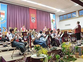 Dirigent Schnappauf ist stolz auf seinen starken Klangkörper mit 36 Akteuren, der Blasmusik auf hohem Niveau bieten wird.  Foto: K.-H. Hofmann