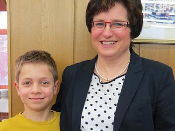 Philipp Bauer wurde beim Euerdorfer Neujahrsempfang von Bürgermeisterin Patricia Schießer ausgezeichnet.  Foto: Doris Bauer