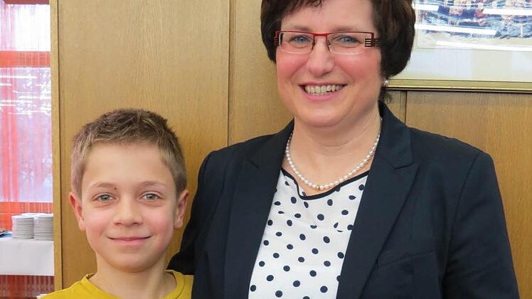 Philipp Bauer wurde beim Euerdorfer Neujahrsempfang von Bürgermeisterin Patricia Schießer ausgezeichnet.  Foto: Doris Bauer
