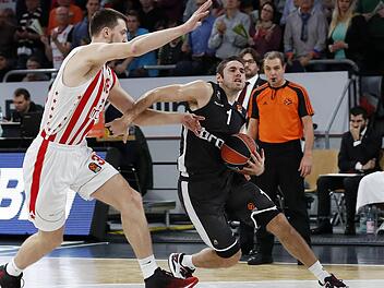 Fabien Causeur (r.), der hier gegen Ognjen Kuzmic zum Korb zieht, erzielte elf der 29 Bamberger Punkte in der ersten Hälfte. Insgesamt war der Franzose mit 21 Punkten bester Bamberger. Foto: Daniel Löb