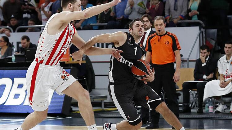 Fabien Causeur (r.), der hier gegen Ognjen Kuzmic zum Korb zieht, erzielte elf der 29 Bamberger Punkte in der ersten Hälfte. Insgesamt war der Franzose mit 21 Punkten bester Bamberger. Foto: Daniel Löb