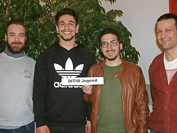 Als 25. Mitgliedsverband wurde im Kreisjugendring die DITIB-Jugend Tettau begrüßt. Von links: Der stellvertretende KJR-Vorsitzende Sebastian Görtler, Melih Alkoyun und Hakan Acikgöz von der DITIB-Jugend Tettau sowie KJR-Vorsitzender Andy Fiedler Foto: Hans Franz