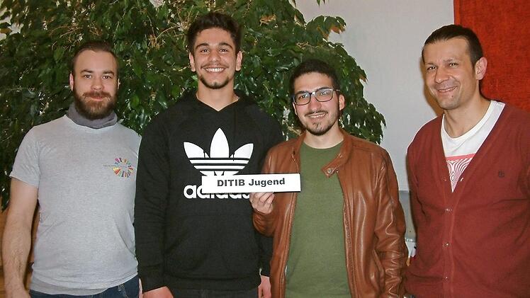 Als 25. Mitgliedsverband wurde im Kreisjugendring die DITIB-Jugend Tettau begrüßt. Von links: Der stellvertretende KJR-Vorsitzende Sebastian Görtler, Melih Alkoyun und Hakan Acikgöz von der DITIB-Jugend Tettau sowie KJR-Vorsitzender Andy Fiedler Foto: Hans Franz