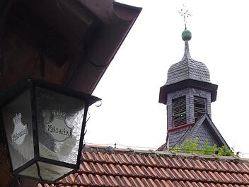 Die "Kreuzbergklause" - im Hintergrund ist der Turm der Kapelle zu sehen - war viele Jahre eine Gaststätte. Nun wird sie zu einem Wohngebäude umgebaut. Foto: Archiv/Marco Meißner