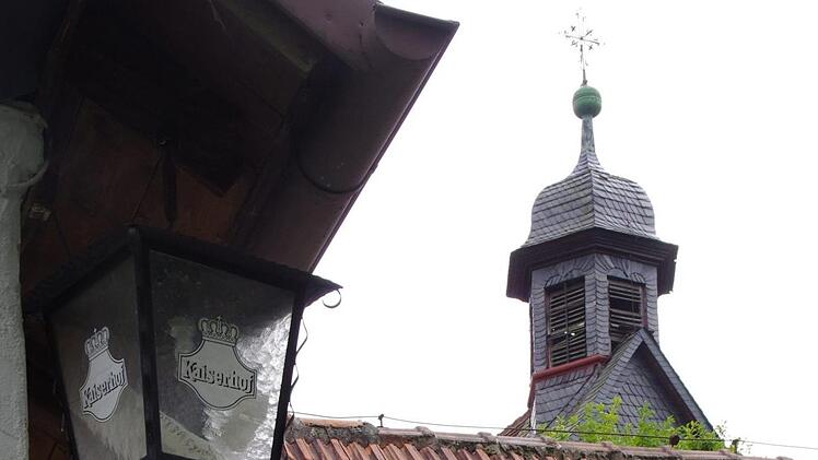 Die "Kreuzbergklause" - im Hintergrund ist der Turm der Kapelle zu sehen - war viele Jahre eine Gaststätte. Nun wird sie zu einem Wohngebäude umgebaut. Foto: Archiv/Marco Meißner
