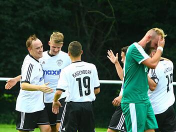 Die Kasendorfer jubeln &uuml;ber das 1:0 von Andreas Pistor. Es sollte nicht der letzte Treffer des Spiels sein.  Foto: Monika Limmer
