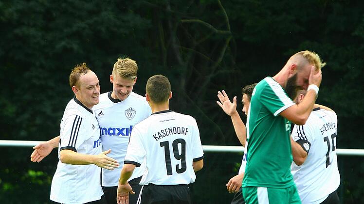 Die Kasendorfer jubeln &uuml;ber das 1:0 von Andreas Pistor. Es sollte nicht der letzte Treffer des Spiels sein.  Foto: Monika Limmer