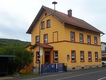 Ein Blickfang ist die neugestaltete Fassade des Wernarzer Kindergartens. Die Farben hatten sich laut Bürgermeisterin Brigitte Meyerdierks die Kindergärtnerinnen selbst ausgesucht. Rolf Pralle