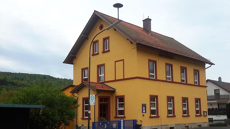 Ein Blickfang ist die neugestaltete Fassade des Wernarzer Kindergartens. Die Farben hatten sich laut Bürgermeisterin Brigitte Meyerdierks die Kindergärtnerinnen selbst ausgesucht. Rolf Pralle