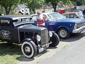 Der Schützenplatz in Kronach wird wieder Schauplatz für Hunderte von Oldtimerfahrzeugen, die wieder die Neugierde und das Staunen der Besucher anlocken werden. Ausgefallene Unikate und Raritäten an zwei- und vierrädrigen Fahrzeugen werden dabei sein, die man sonst im Alltag nicht zu sehen bekommt.