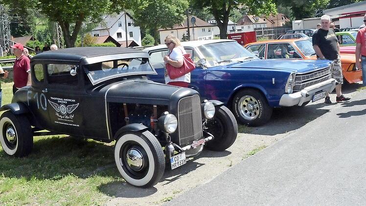 Der Schützenplatz in Kronach wird wieder Schauplatz für Hunderte von Oldtimerfahrzeugen, die wieder die Neugierde und das Staunen der Besucher anlocken werden. Ausgefallene Unikate und Raritäten an zwei- und vierrädrigen Fahrzeugen werden dabei sein, die man sonst im Alltag nicht zu sehen bekommt.